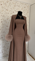 Taupefarbenes Maxikleid mit langem Cardigan und Fellbesatz
