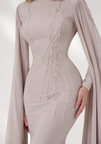 Meerjungfrau-Maxikleid mit Cape-Ärmeln und Perlenstickerei