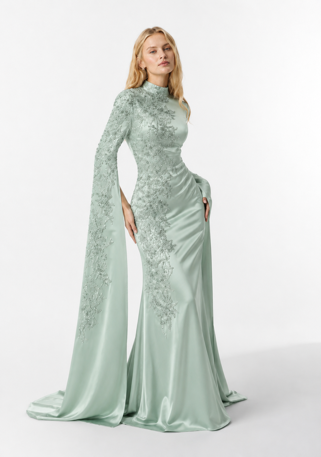 Abendkleid mit Spitzenapplikationen und langen Cape-Ärmeln