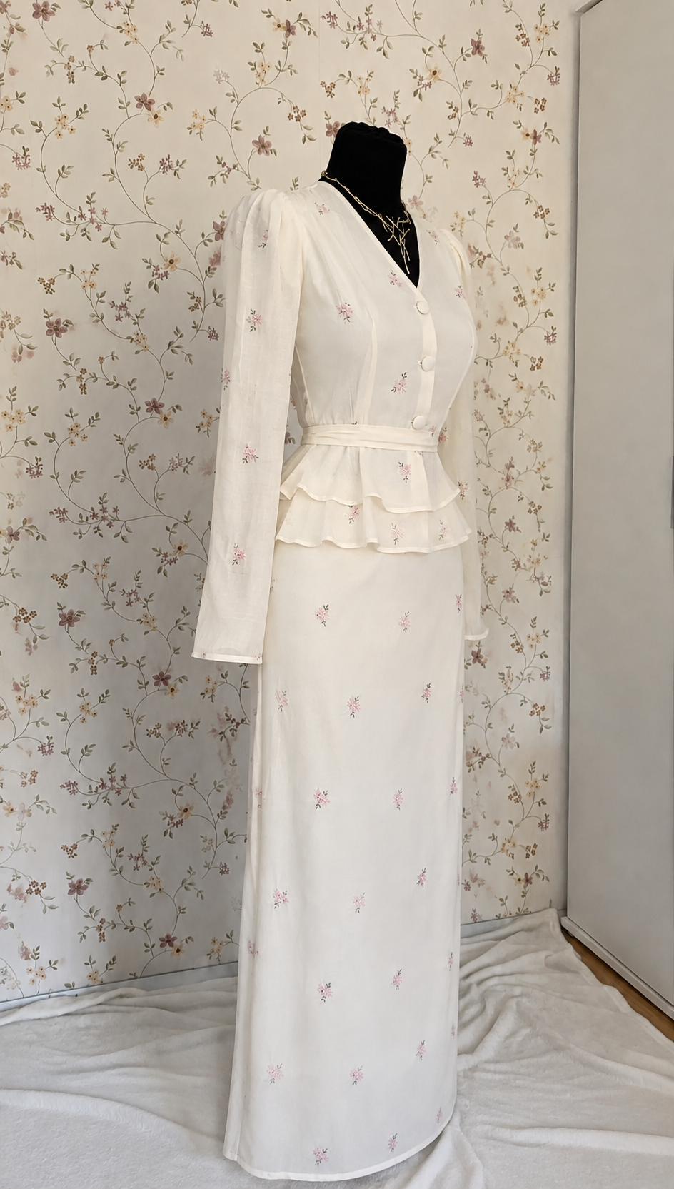 Cremefarbenes zweiteiliges Maxi-Set mit rosa Blumenmuster