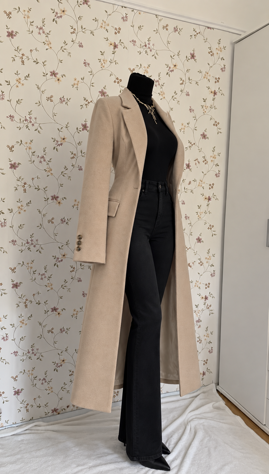Elegantes 3-teiliges Outfit mit beigem Mantel, schwarzer Hose und schwarzem Oberteil hoher Kragen