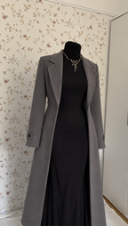 Elegantes schwarzes Langarm-Maxikleid mit grauem Mantel