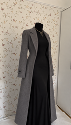 Elegantes schwarzes Langarm-Maxikleid mit grauem Mantel