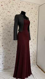Bordeauxrotes Maxikleid mit schwarzer Lederjacke