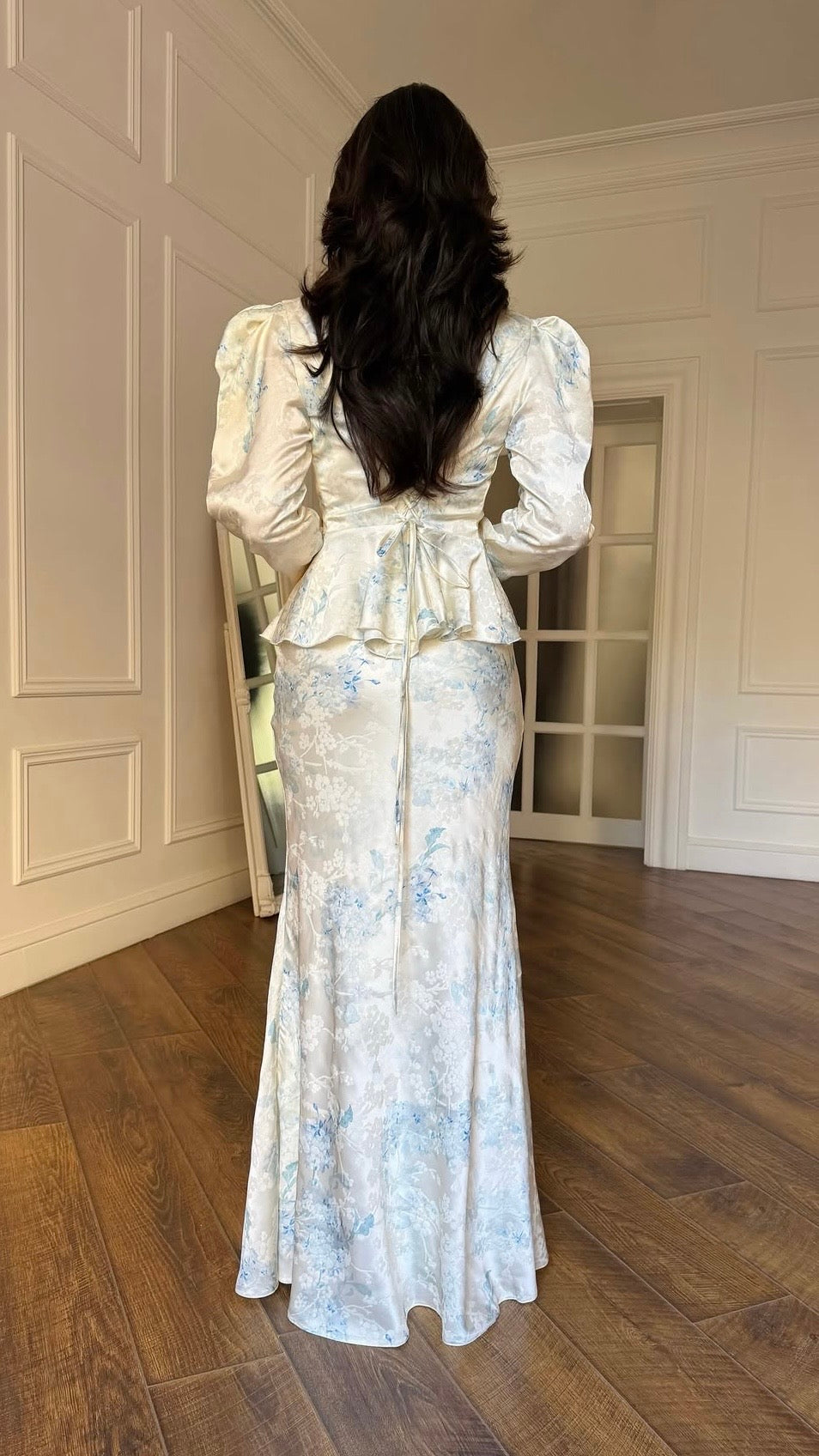 zweiteiliges Set in Weiß mit hellblauem Blumenmuster