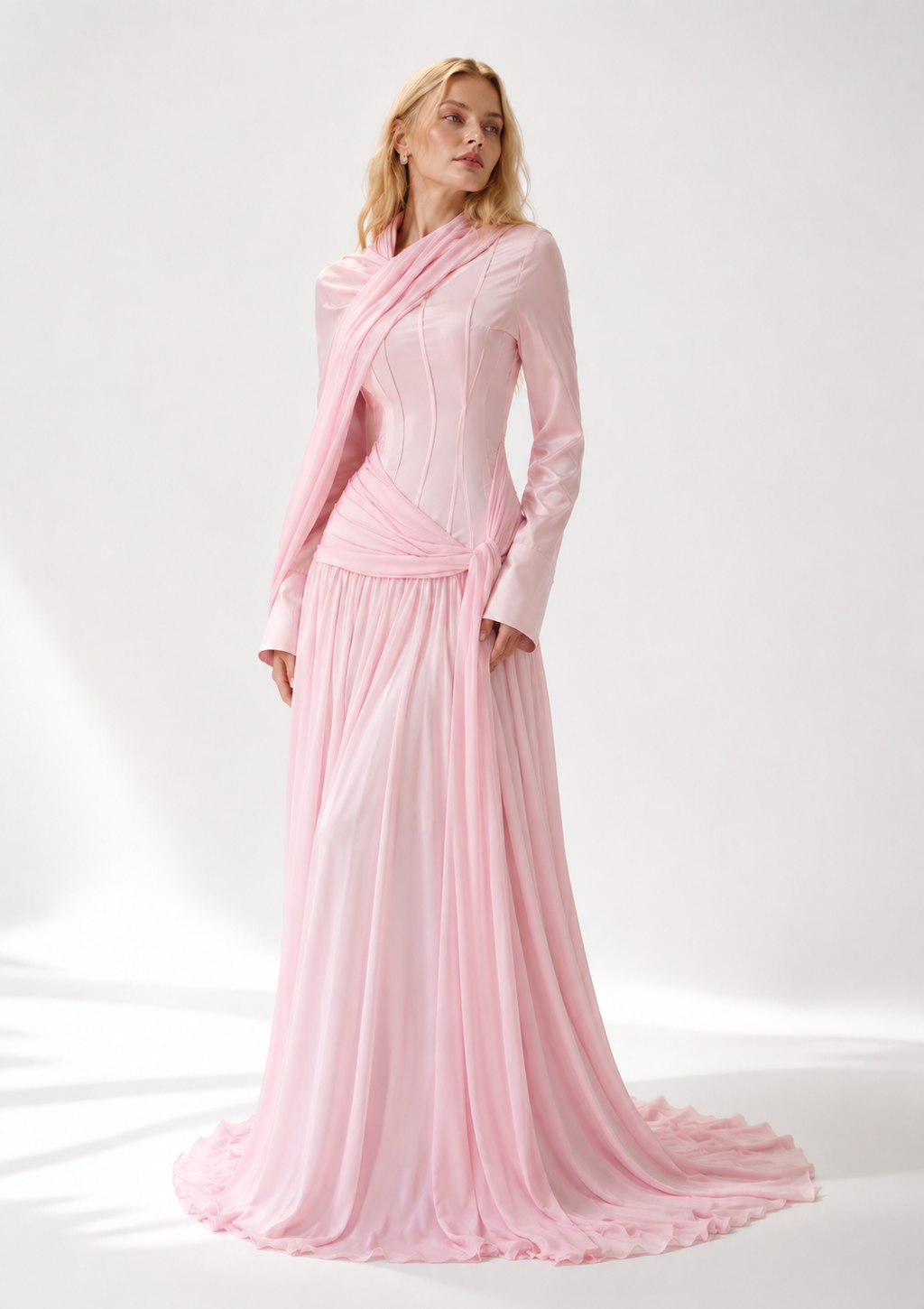 Abendkleid mit drapierter Schulterstola und plissiertem Chiffonrock