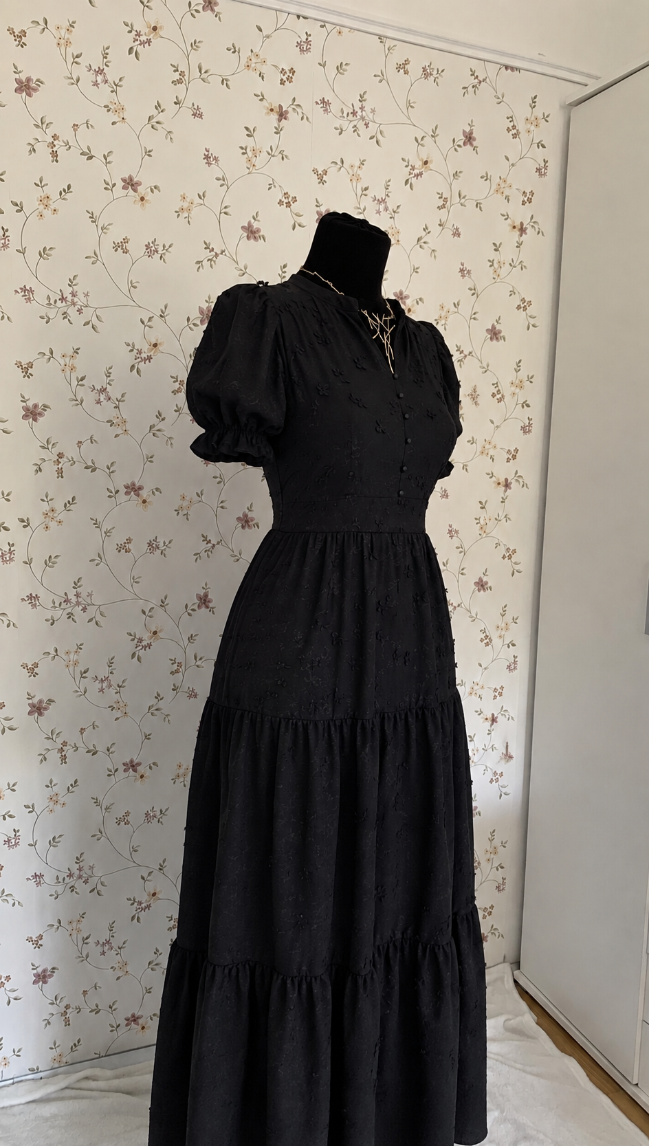 Schwarzes Maxi-Kleid mit Strukturmuster und Stufenrock