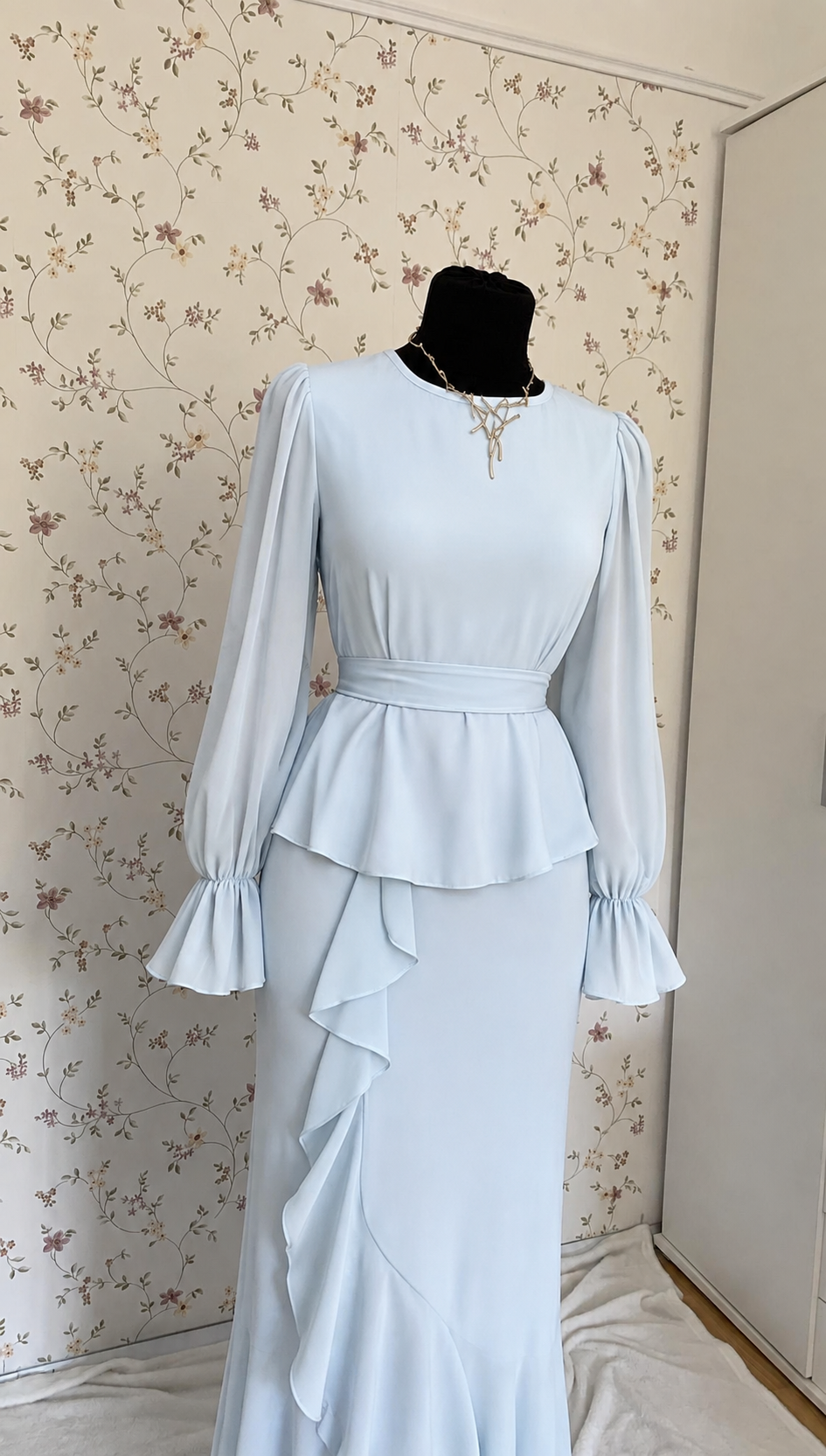 Hellblaues zweiteiliges Maxi-Set mit Volantdetails