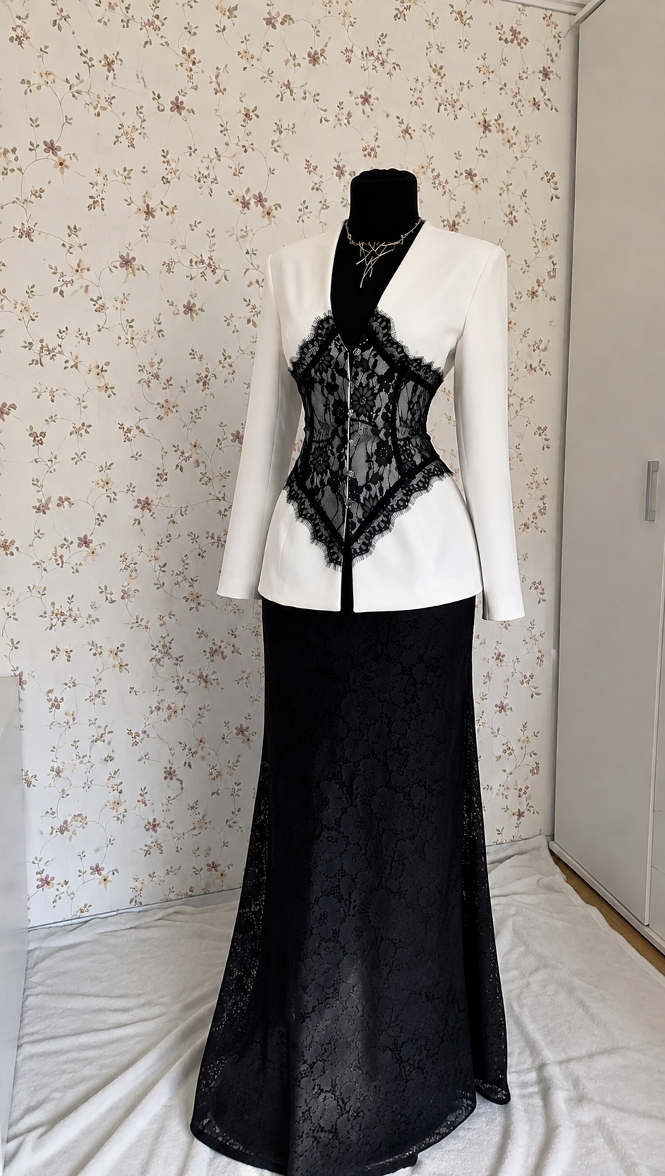 zweiteiliges Maxi-Set in Weiß und Schwarz mit Spitze