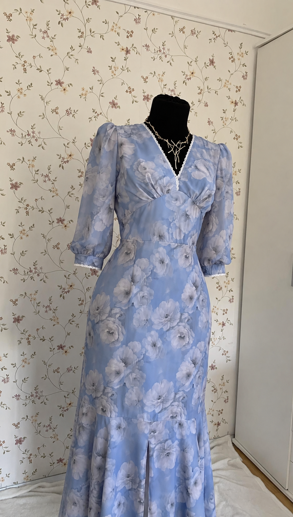 Hellblaues Maxi-Kleid mit großem Blumenmuster
