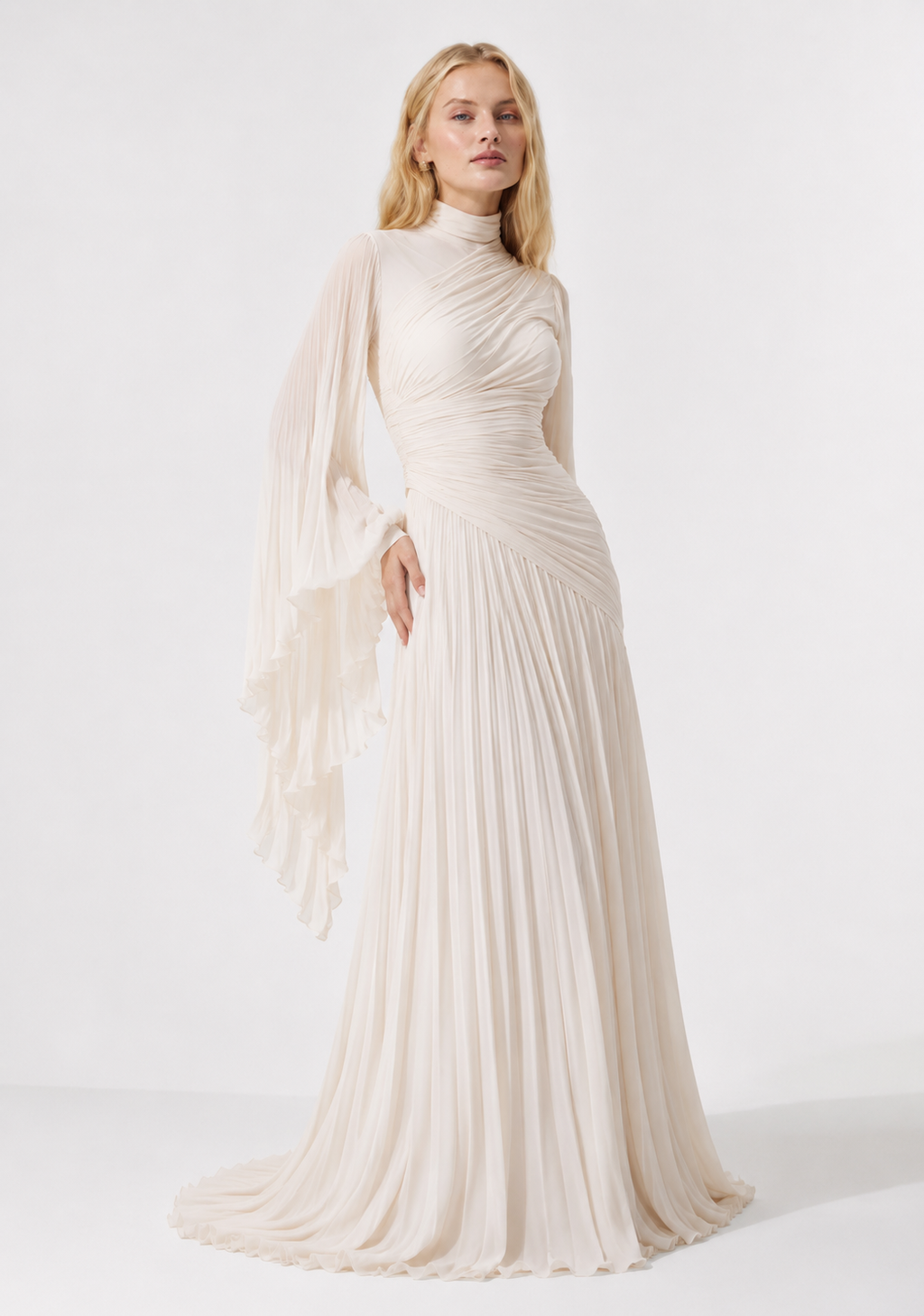 Abendkleid mit drapiertem Oberteil und fließenden Ärmel