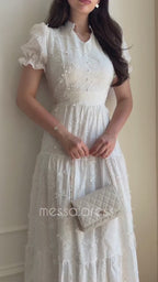 Weißes Maxi-Kleid mit Lochstickerei und Stufenrock