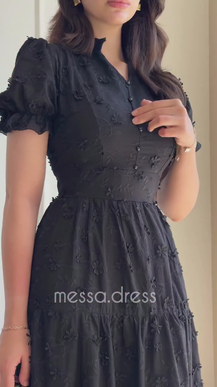 Schwarzes Maxi-Kleid mit Strukturmuster und Stufenrock