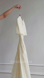 weißes Maxi-Kleid mit Spitze und Cape-Detail